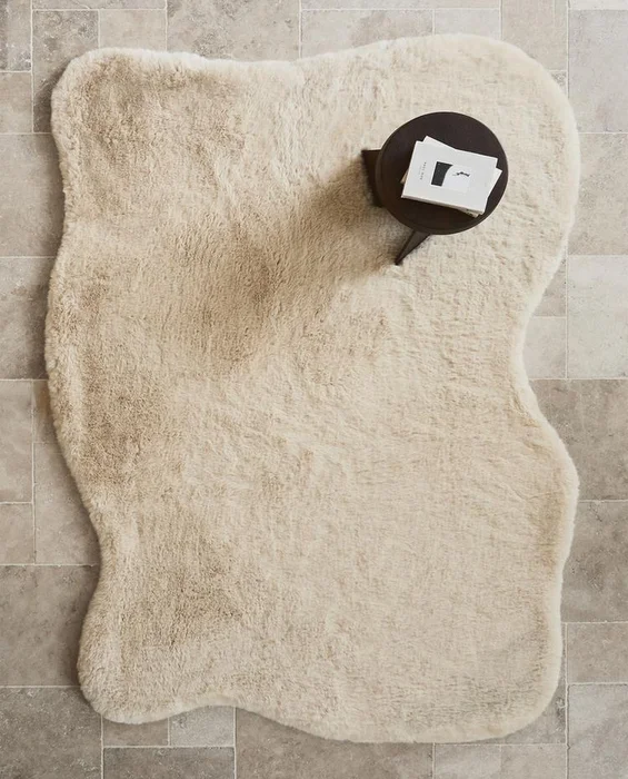 ALFOMBRA PELO IRREGULAR en Beige - Alfombras, Uruguay | Zara Home