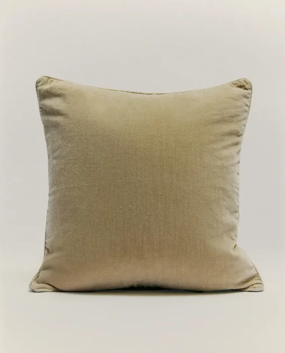 FUNDA COJÍN TERCIOPELO en Beige - Textiles, Uruguay | Zara Home