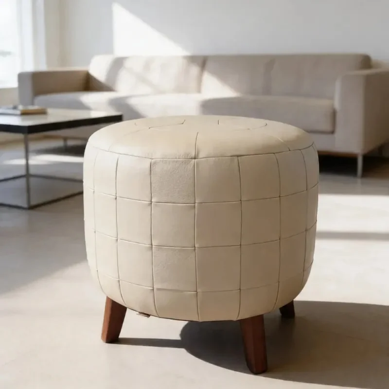 Puff cuero natural Patchwork c/ patas de madera 50cm diámetro en Beige - Butacas, banquetas y puffs, Uruguay | Champagne Home, vista 3