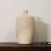 Jarrón Mireni de papel maché beige Ø 39 cm en Blanco - Jarrones, Uruguay | Kavehome, vista 2 de 9