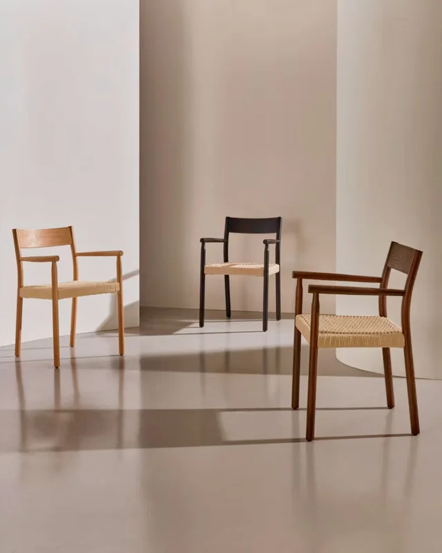 Silla Yalia de madera maciza de roble con acabado natural y asiento de cuerda FSC 100% en Marrón - Sillas, Uruguay | Kavehome, vista 3