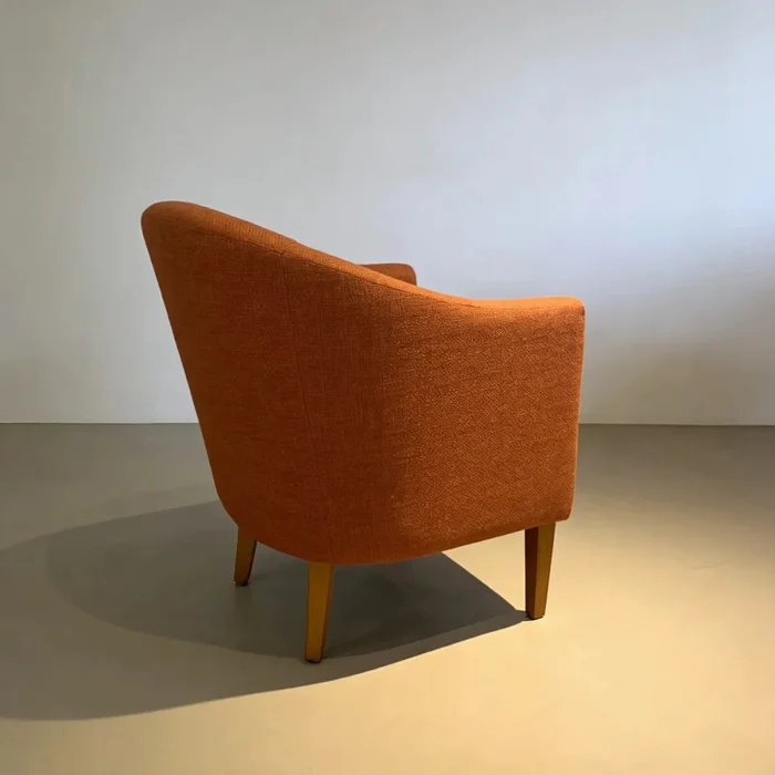 Poltrona patas de madera tapizada en tela color ladrillo en Terracota, Uruguay | Champagne Home, vista 2