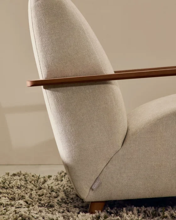 Butaca Meghan de chenilla - de chenilla perla y madera maciza de fresno con acabado nogal FSC Mix Credit en Beige - Butacas, banquetas y puffs, Uruguay | Kavehome, vista 3