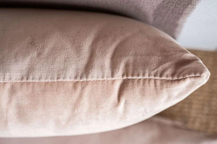 ALMOHADON TERCIOPELO ROSA - 50 X 30 CMS en Rosa - Textiles, Uruguay | La Iberica, vista 4