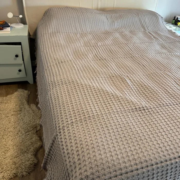 Manta tejida para sillón y cama gris - 180 x 130 cm en Gris - Textiles, Uruguay | Buho Store, vista 4