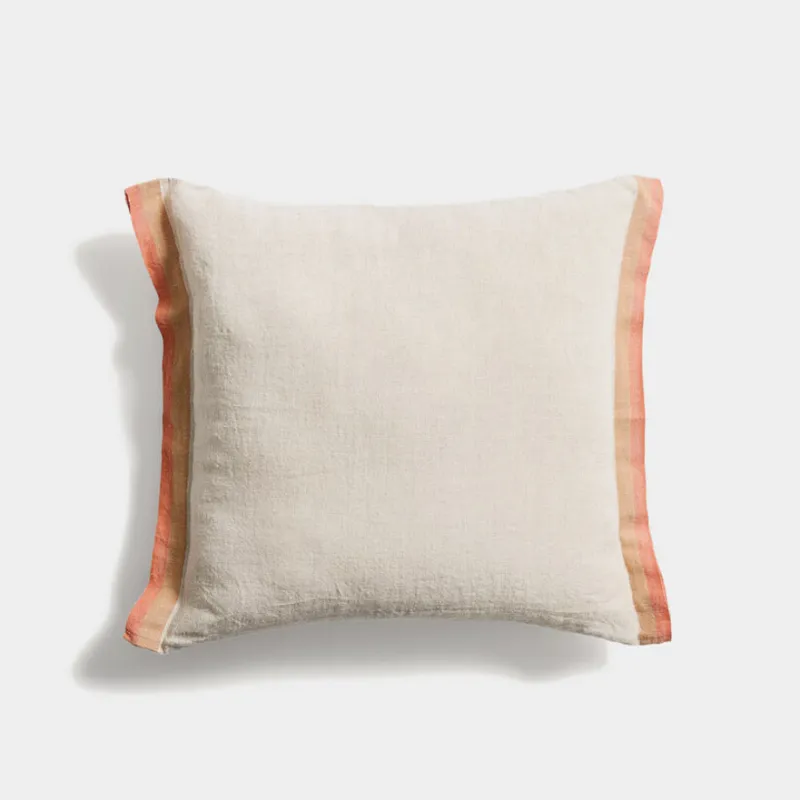 Almohadón Disea de lino beige con detalle naranja 45 x 45 cm en Beige - Textiles, Uruguay | Kavehome