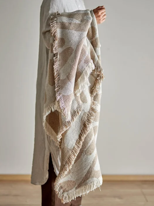 Manta Alk marrón en Beige - Textiles, Uruguay | Martinika Deco