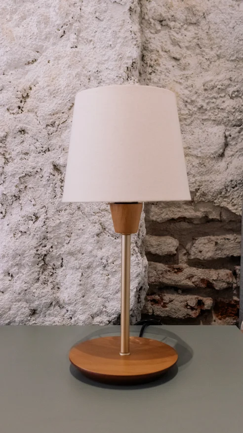 Lámpara de Mesa Slim Pequeña en Madera natural - Lámparas de mesa, Uruguay | Berna home, vista 2