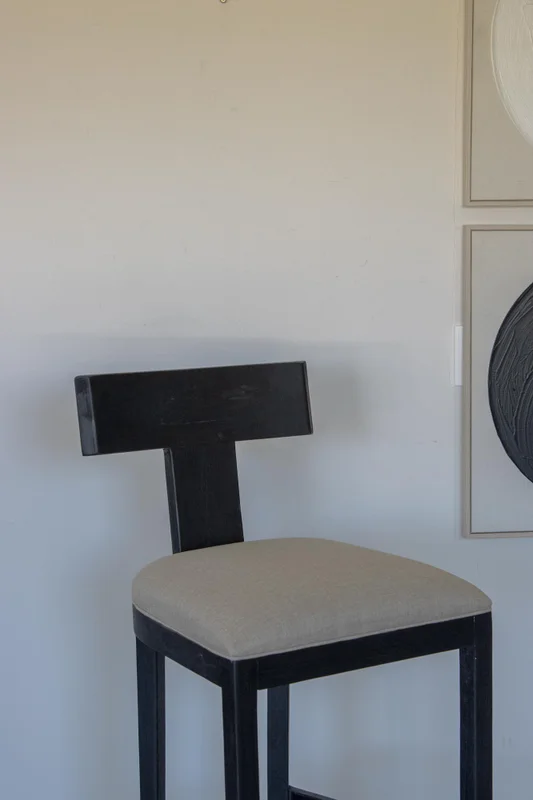 Banqueta en teca y asiento tapizado en lino antimanchas en Negro - Butacas, banquetas y puffs, Uruguay | Entrecasa, vista 3