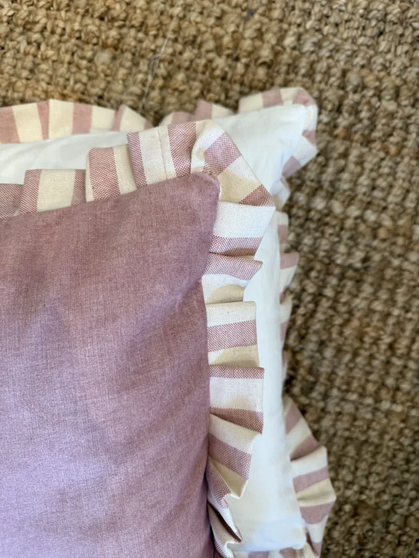 Almohadón de Terciopelo con Volados en Lino a Rayas - Textiles, Uruguay | Decilo con Alma, vista 3