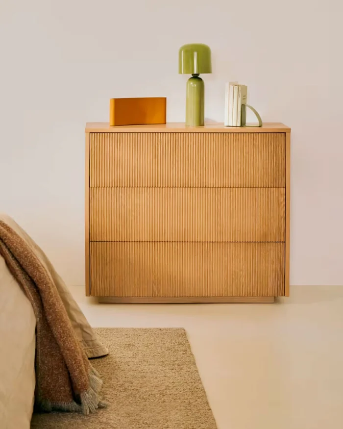 Cómoda Helvine 3 cajones de chapa de roble 90 x 78 cm FSC 100% en Marrón - Cómodas, Uruguay | Kavehome, vista 2