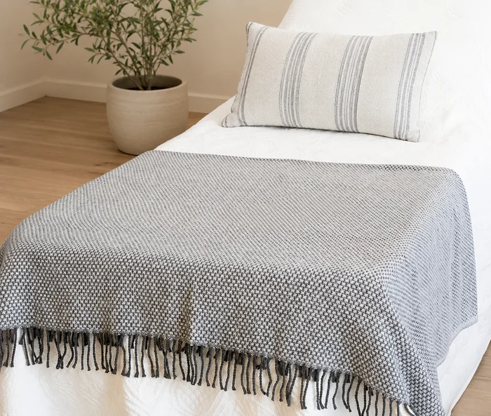 Throw Alma en Gris - Textiles, Uruguay | Decilo con Alma, vista 2
