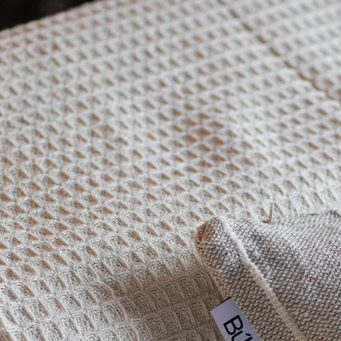 Manta para sillón y cama algodón Marfil waffle - 180 x 130 cm en Blanco - Textiles, Uruguay | Buho Store, vista 4