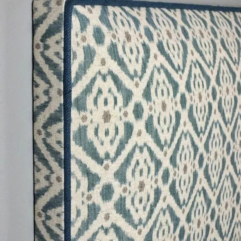 Respaldo tapizado con vivos fuelle en Multicolor - Dormitorio, Uruguay | Pieza Clave