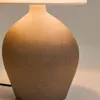 Lámpara de mesa grande Viona con efecto de piedra texturizado y pantalla de algodón en Gris - Lámparas de mesa, Uruguay | Kavehome, vista 3 de 5