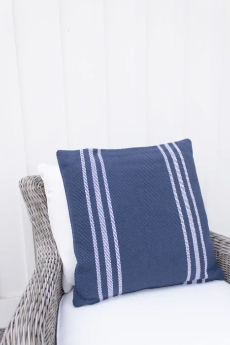 ALMOHADON CAPE STRIPE DENIM/BLANCO INTERIOR Y EXTERIOR en Multicolor - Textiles, Uruguay | Sentido Jose Ignacio