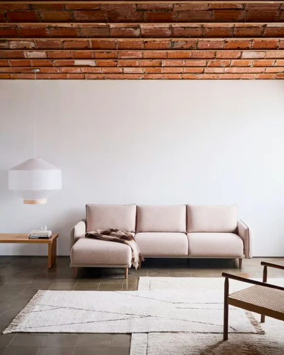 Sofá Carlota 3 plazas con chaise longue derecho/izquierdo beige 262 cm en Beige - Sillones y sofás, Uruguay | Kavehome, vista 2