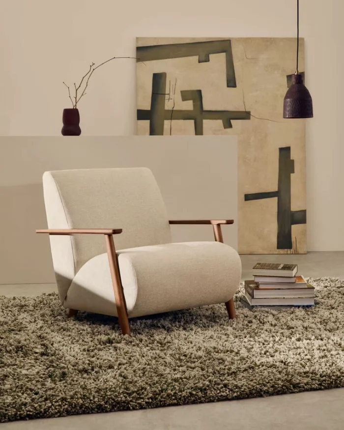 Butaca Meghan de chenilla - de chenilla perla y madera maciza de fresno con acabado nogal FSC Mix Credit en Beige - Butacas, banquetas y puffs, Uruguay | Kavehome, vista 2