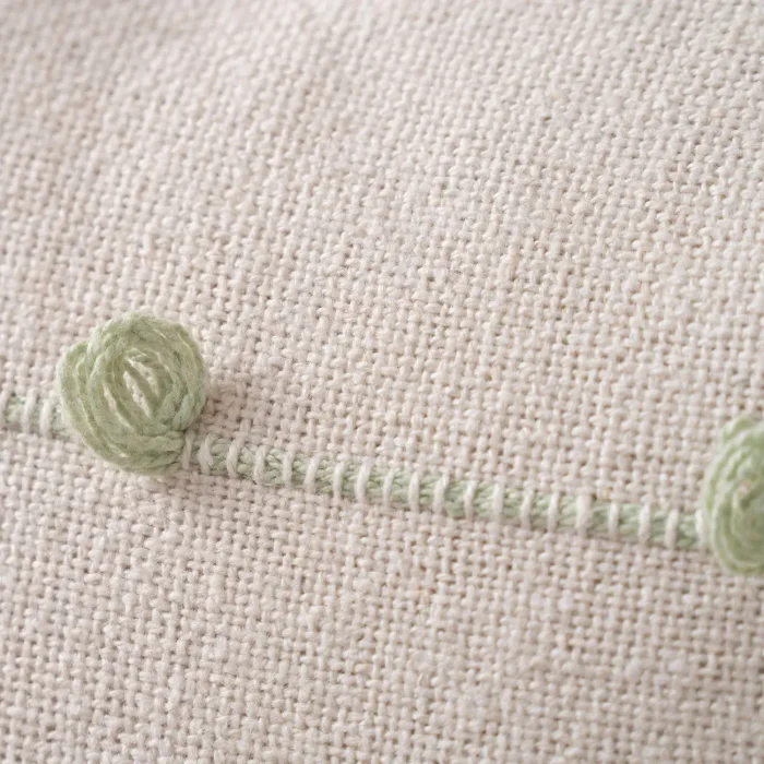 Funda de Almohadón Líneas Bordadas y Borlas - Textiles, Uruguay | Arredo, vista 3