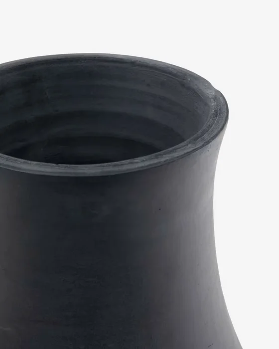 Jarrón Silaia de terracota con acabado negro 30 cm en Gris - Jarrones, Uruguay | Kavehome, vista 3