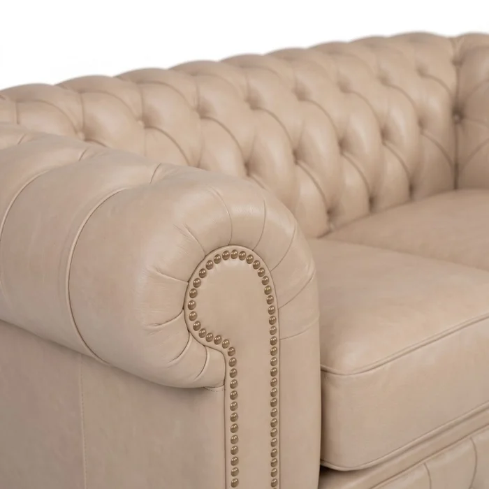 Sofá Chesterfield Novo - Cuero Básico - 2 cuerpos - Arena - (Preventa) en Beige - Sillones y sofás, Uruguay | Nyr, vista 4