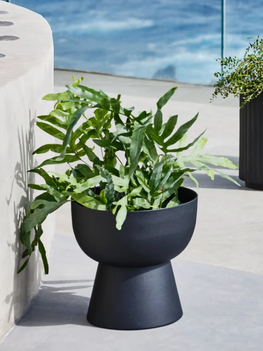 Maceta LOMVI Ø30xA30 negro en Negro - Muebles para el exterior, Uruguay | JYSK, vista 3