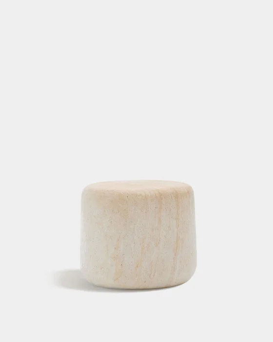 Mesa auxiliar Drasi de cemento con acabado efecto travertino - Ø60 cm en Beige - Mesas de arrimo, Uruguay | Kavehome