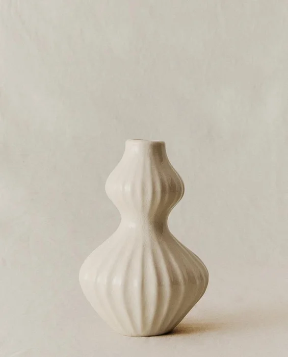 JARRÓN PEQUEÑO CERÁMICA ESMALTADA RAYAS en Beige - Jarrones, Uruguay | Zara Home