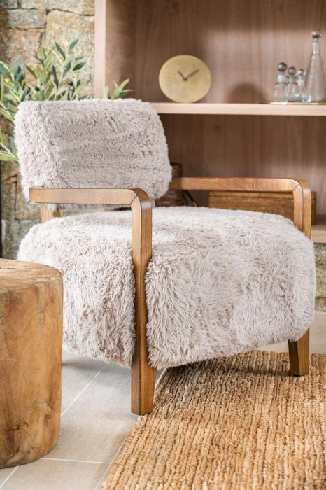 BUTACA WOOLY - WALNUT Y PELO LARGO en Beige - Butacas, banquetas y puffs, Uruguay | La Iberica