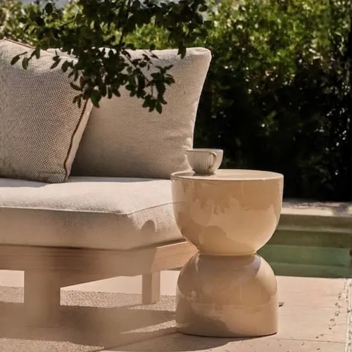 Mesa de Arrime / Banco Nefi en Beige - Butacas, banquetas y puffs, Uruguay | Casakos