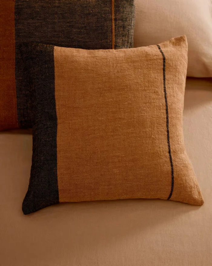 Almohadón Eiko 100% de lino - terracota con rayas verticales gris 50 x 50 cm en Beige - Textiles, Uruguay | Kavehome, vista 2