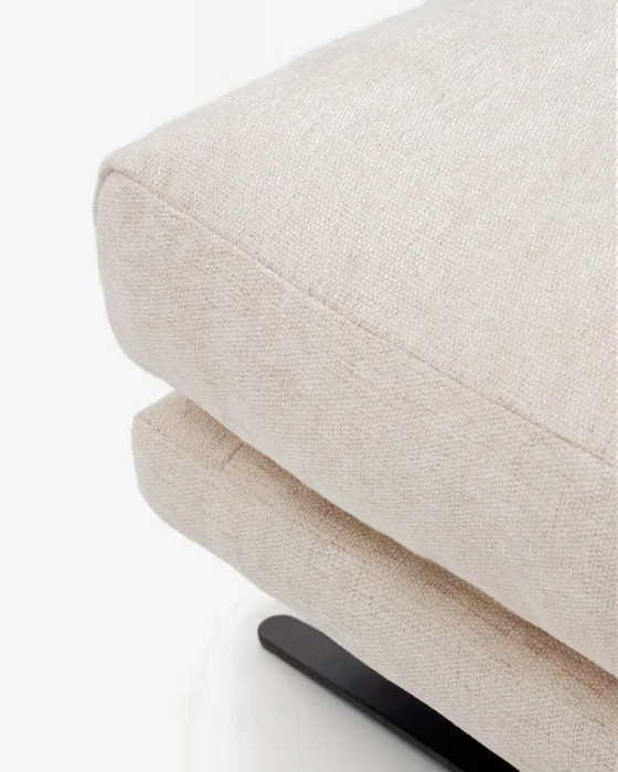 Reposapiés Veliro de chenilla beige y patas de acero con acabado negro 85 x 90 cm FSC Mix Credit en Beige - Sillones y sofás, Uruguay | Kavehome, vista 4