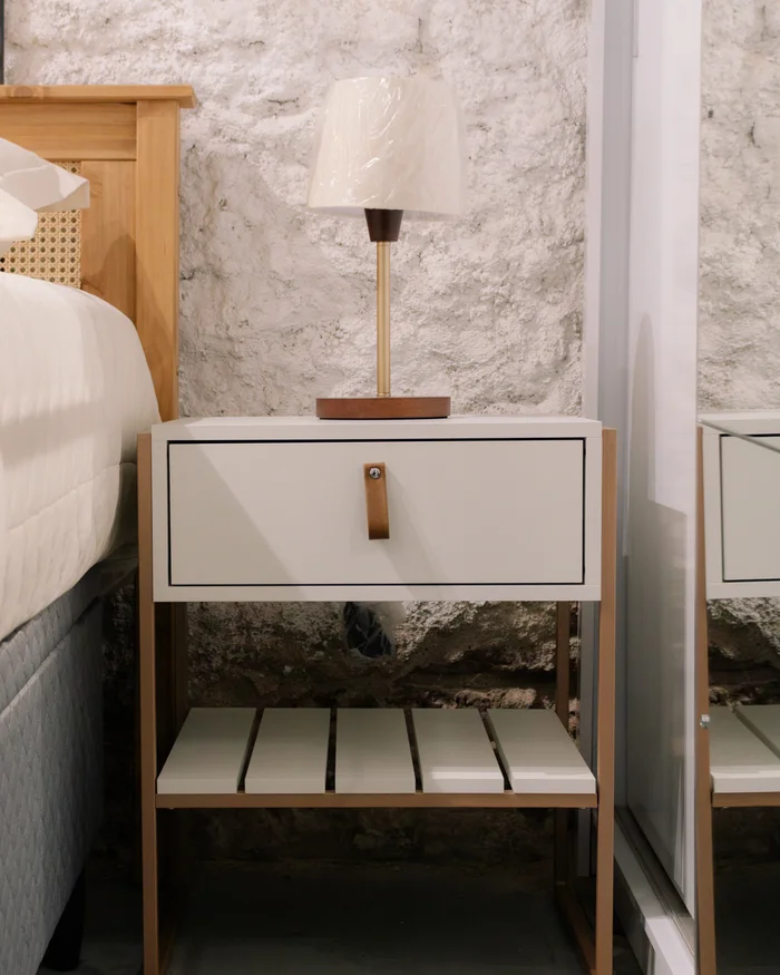 Mesa de Luz James (Blanca/Hierro Dorado) en Blanco - Mesas de luz, Uruguay | Berna home, vista 2