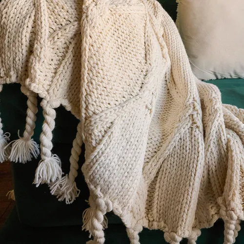 Manta Fluffy Flecos Tejida a mano en Blanco - Textiles, Uruguay | Cabana