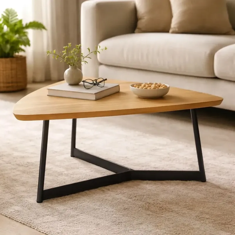 Mesa de centro triangular en madera y metal en Madera natural - Mesas de living, Uruguay | Champagne Home