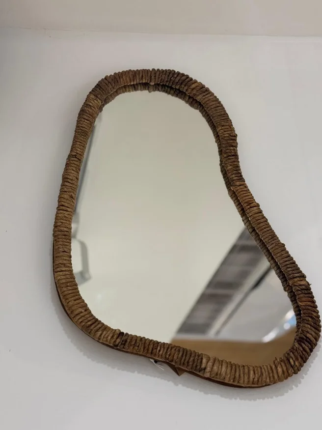 ESPEJO CRAFTS IRREGULAR BANANA NAT en Madera natural - Espejos, Uruguay | Masinfinito Casa, vista 2