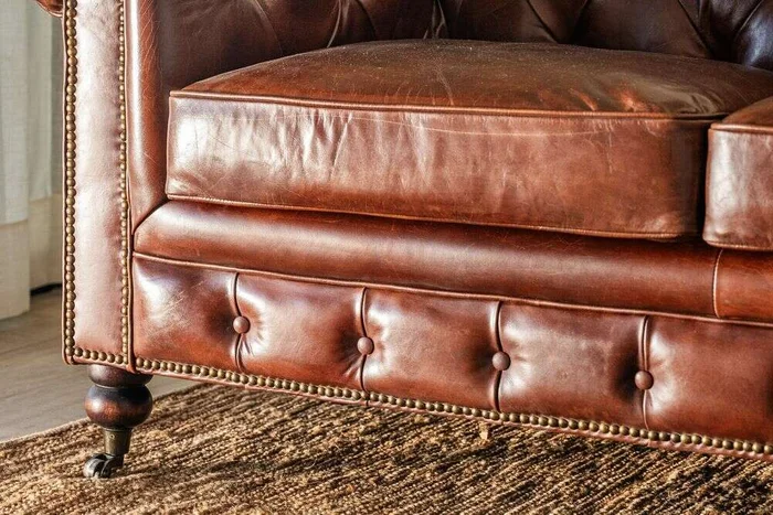 SILLON CHESTERFIELD CUERO ITALIANO - 2 CUERPOS en Marrón - Sillones y sofás, Uruguay | La Iberica, vista 4