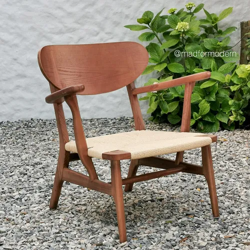 Butaca CH22 | Hans Wegner, color nogal. en Marrón - Butacas, banquetas y puffs, Uruguay | Mad for Modern
