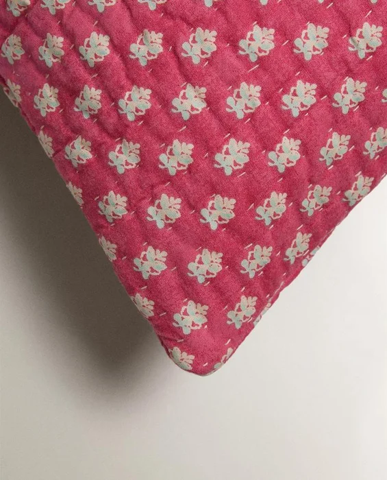 FUNDA COJÍN ALGODÓN FLORES | KATHARINE POLE en Rosa - Textiles, Uruguay | Zara Home, vista 3
