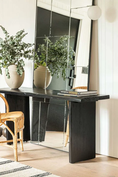 MESA DE ARRIMO IRREGULAR - NEGRA - Muebles para TV, Uruguay | La Iberica