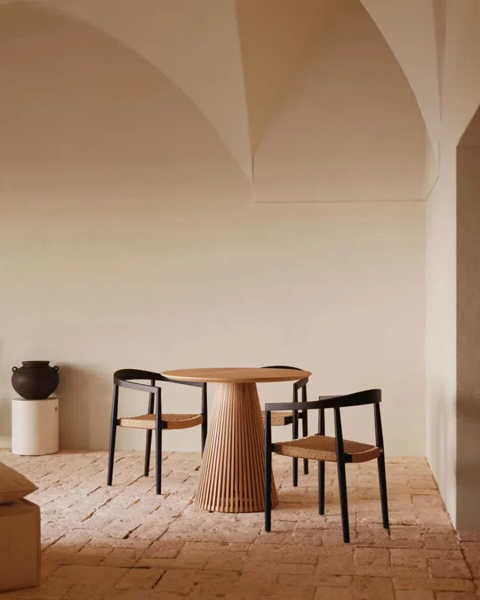 Mesa redonda Jeanette de madera maciza de - teca Ø 90 cm en Madera natural - Mesas de comedor, Uruguay | Kavehome, vista 2