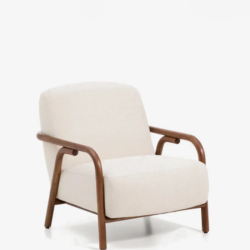 Butaca Sylo de chenilla beige y madera maciza de fresno con acabado tono nogal FSC 100% en Beige - Butacas, banquetas y puffs, Uruguay | Kavehome