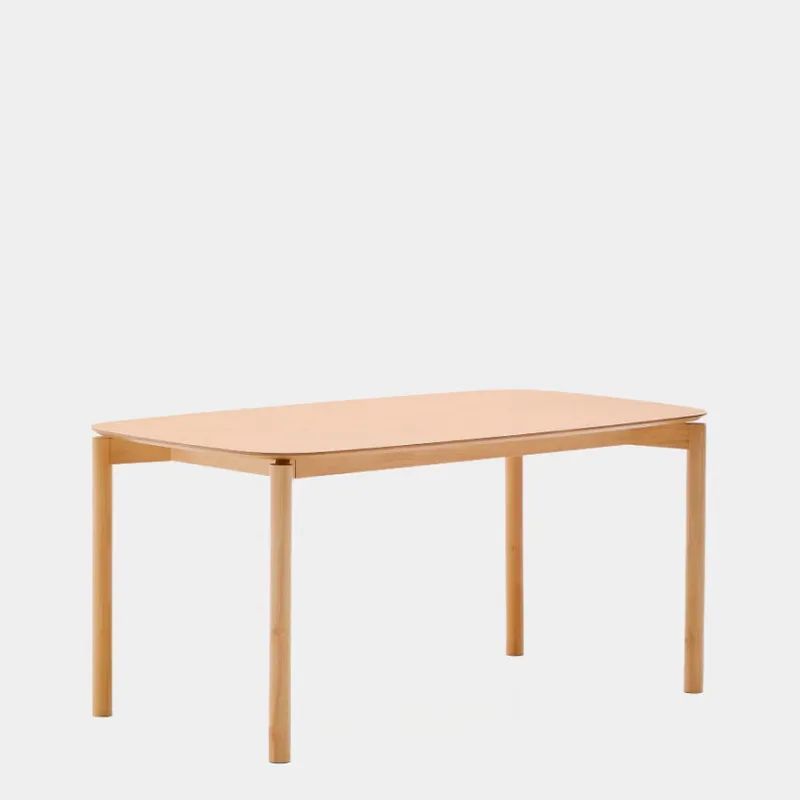 Mesa Indara de chapa de fresno con acabado tono natural 160 x 90 cm en Madera natural - Mesas de comedor, Uruguay | Kavehome