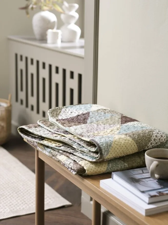 Manta throw acolchada DUNHAVRE 140x200 patchwork mix en Multicolor - Textiles, Uruguay | JYSK, vista 2