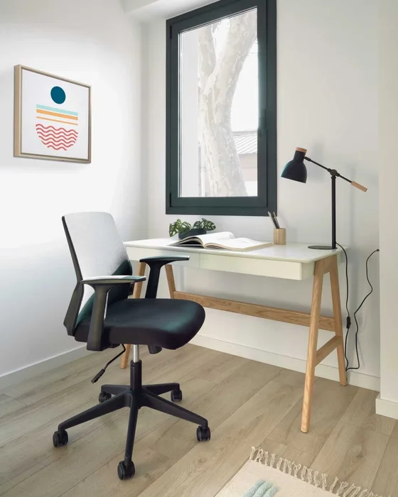 Escritorio Dyana melamina acabado blanco y patas de madera maciza de roble 120 x 60 cm en Multicolor - Escritorios y sillas de escritorio, Uruguay | Kavehome, vista 2