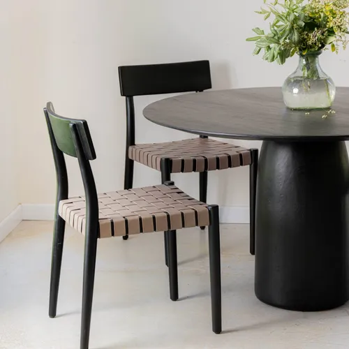 Silla en madera acacia y cuero negro en Negro - Sillas, Uruguay | Entrecasa