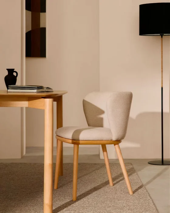 Silla Ciselia chenilla beige y madera maciza de fresno acabado tono natural FSC Mix Credit en Beige - Sillas, Uruguay | Kavehome, vista 2