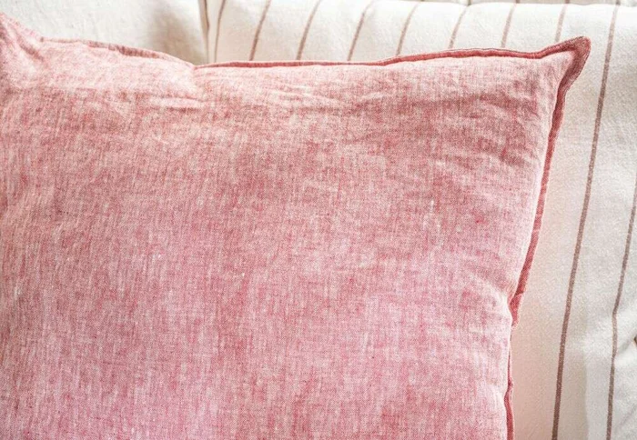 ALMOHADON PAZ - LINO DENIM CHERRY - 55 X 55 CMS - Textiles, Uruguay | La Iberica, vista 2