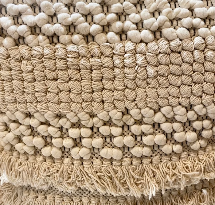 Funda Almohadón Rústico Natural Combinado pompones en Madera natural - Textiles, Uruguay | Indrana, vista 2