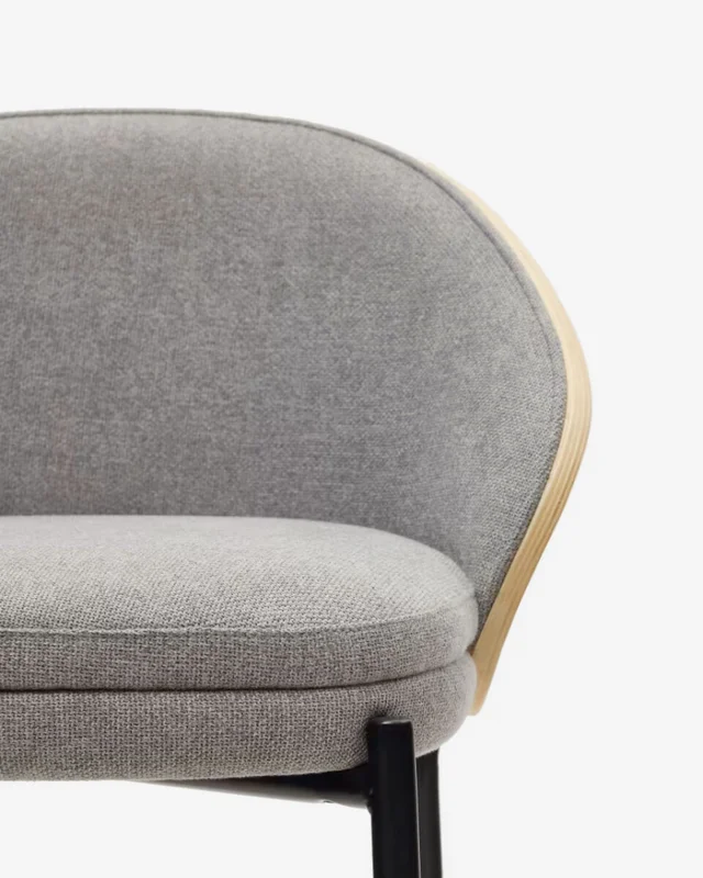 Taburete Eamy de chenilla gris claro chapado en fresno acabado natural y metal negro 65 cm en Gris - Butacas, banquetas y puffs, Uruguay | Kavehome, vista 3